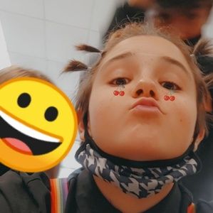 Meet your Posher, Laora